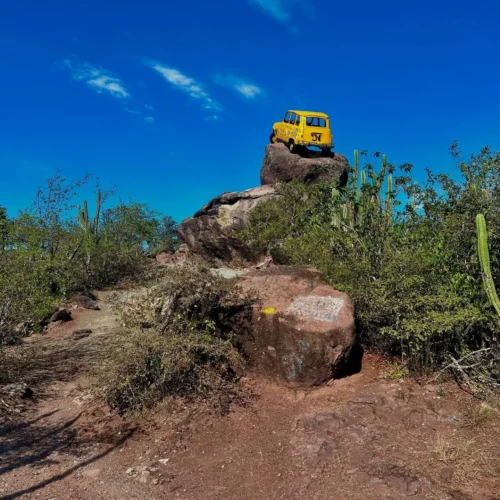 monumento carro amarillo