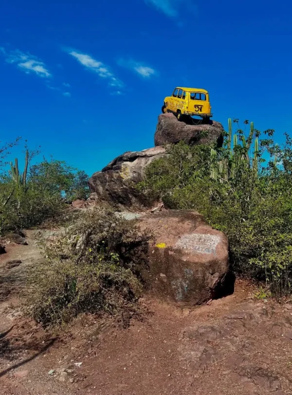 monumento carro amarillo